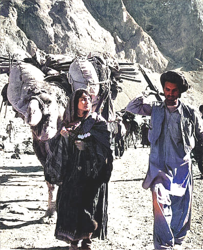 تم یہاں ہو
اور کہی مت جاو
تم میری آخری سسکی تک ٹھہرو
اور مجھ سے کسی خوف زدہ شخص …
